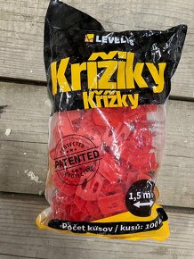 Zbytky materiálu ze stavby