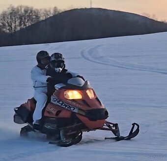 Arctic Cat F8 800 – sněžný skútr, plně funkční polaris skido