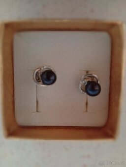 NAUŠNICE STŘÍBRNÉ S PRAVOU MODROU PERLOU A ZIRKONY