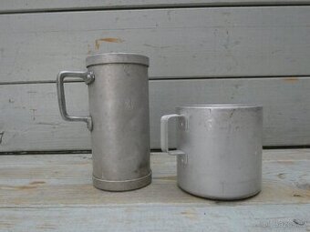 cejchovaná odměrka na 1/2 L a hrnek hliník