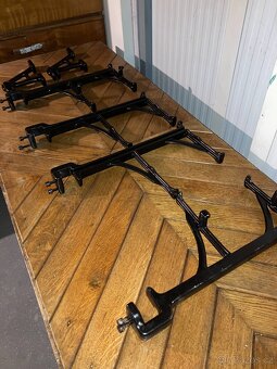 Litinové držáky polic