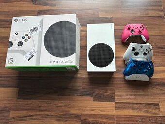 Xbox series S + 3 ovladače + stojan/ nabíječka