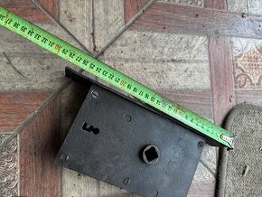 Starý dveřní zámek