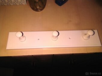 Dřevěný bílý věšák na tři věci