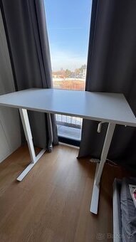 výškově nastavitelný stůl TROTTEN (IKEA)