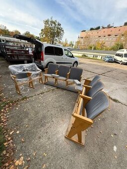 Divadelní / kinosedačky – 8 ks, dřevěné, čalouněné