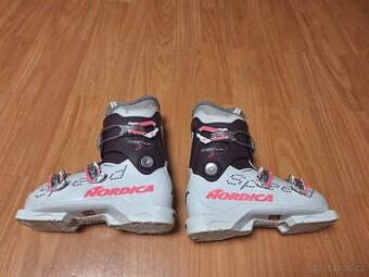 Divčí lyžaky Nordica SPEEDMACHINE J 3 (GIRL) 24,5