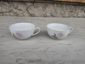 dva šálky s malovanými růžemi