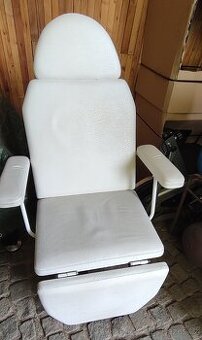 Kosmetické polohovatelné křeslo