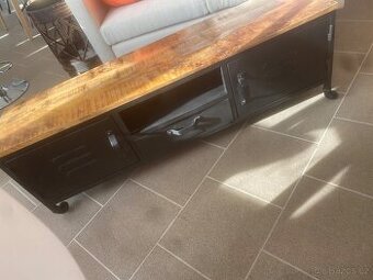 TV nábytek na kolečkách, Průmyslový CLINT