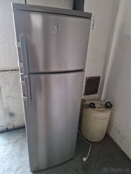 STŘÍBRNÁ LEDNICE ELECTROLUX