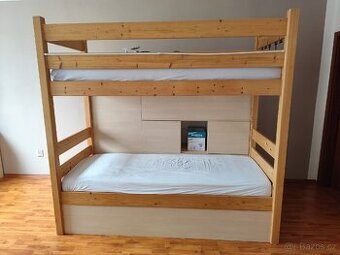 Dvoupatrová postel s úložným prostorem