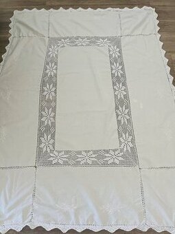 Velký plátěný ubrus s háčkovanou krajkou