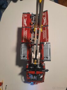 Lego Technic letištní hasičské auto