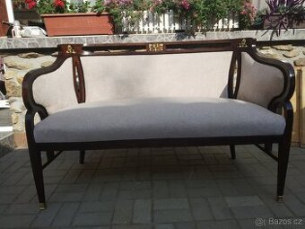 Luxusní dvoumístná sofa po renovaci.