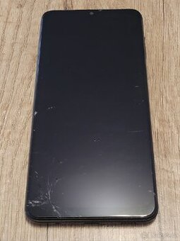 Samsung Galaxy A12 s prasklým sklem displeje.