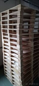 Palety z překližky 93x93x10 cm za odvoz.