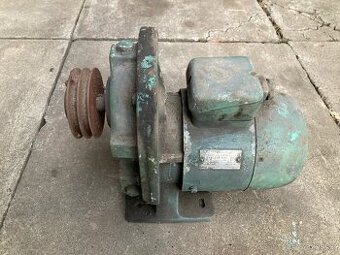 Prodám elektromotor s převodovkou