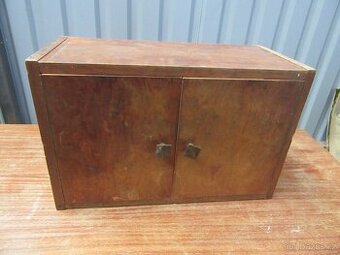 Nabízím starožitnou dýhovanou lekárničku Art Deco. Ořechová