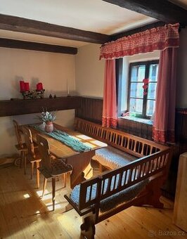 Selský jídelní set – masivní stůl, velká rohová lavice + 3 ž