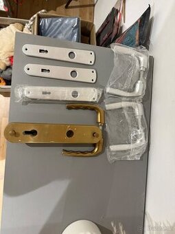 Štítové dveřní kování + klika