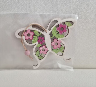 Motýl motýlek vyřezávaný dřevěný závěs dekorace