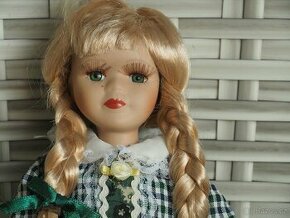 Porcelánová panenka - střední zelená