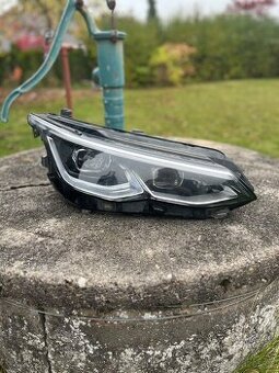 Prodám pravý přední světlomet na golf viii