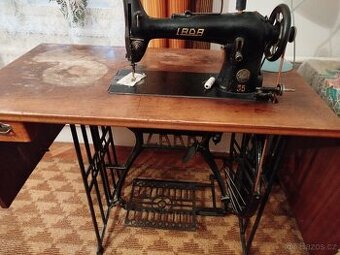 Šlapací šicí stroj Lada