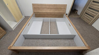 Manželská postel z dřevotřísky 180x200cm bez roštu a matrace