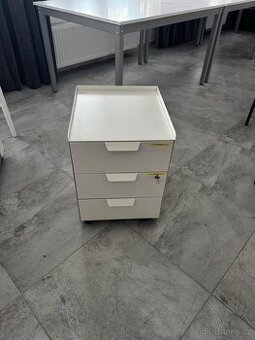 Bílý zásuvkový kontejner