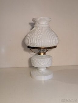 pěkná stolní lampa, lampička ve tvaru petrolejky