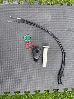 Yamaha R6 - plynové lanko a rukojeť