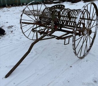 Historická konská hrabacka sena