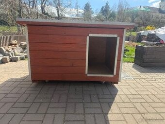 Kvalitní zateplená bouda pro psa – téměř nová, na kolečkách