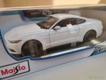 Ford Mustang 2015 1:18 Maisto bílý