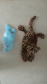 Dvě plyšové hračky delfínek a jaguár