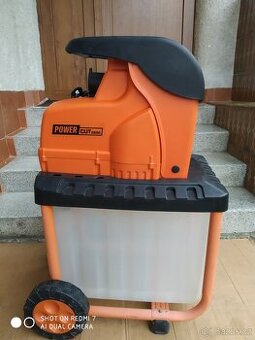 Prodám elektrický Zahradní drtič Powercut 2800 W.