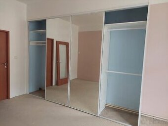 Vestavěná velká bílá skříň s zrcadly ve výborném stavu