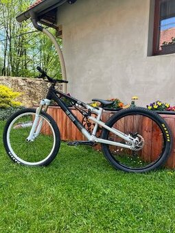 Slopestyle dirt kolo rose the jester