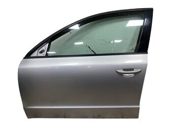 Levé přední dveře stříbrná LA7W Škoda Superb 2 r.v. 2012