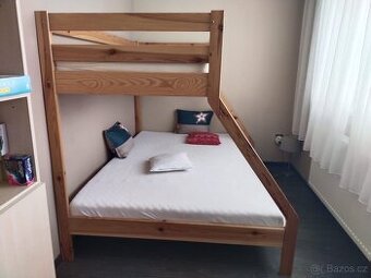 Patrová postel