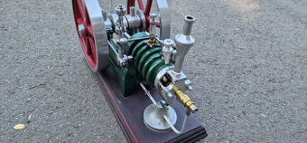 krásný velký plamenožrout vakuový motor model motoru plameno