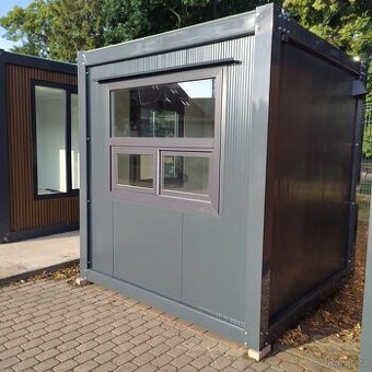 Obytný kontejner o rozměru 2,4 x 2,4 m s výdejním oknem