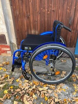 Mechanický invalidní sportovní vozík