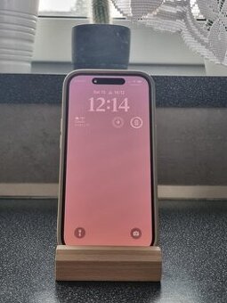 Designový dřevěný držák na telefon - ruční výroba