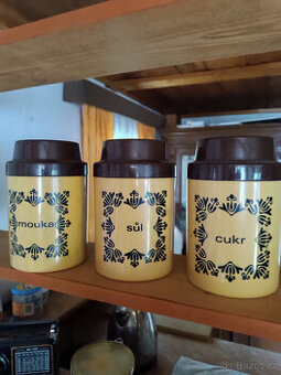 Staré plastové dozy,