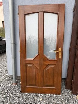 Dřevené vchodové euro dveře
