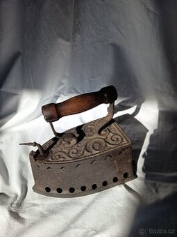 Starožitná litinová žehlička Itálie