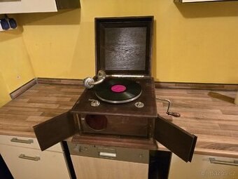 Krasny starozitny gramofon na kliku